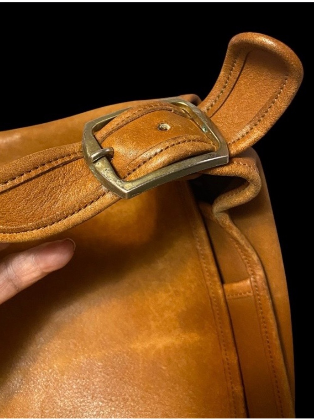 Classic Leather Crossbody Shoulder Bag in Cognac - Picture 4 of 6